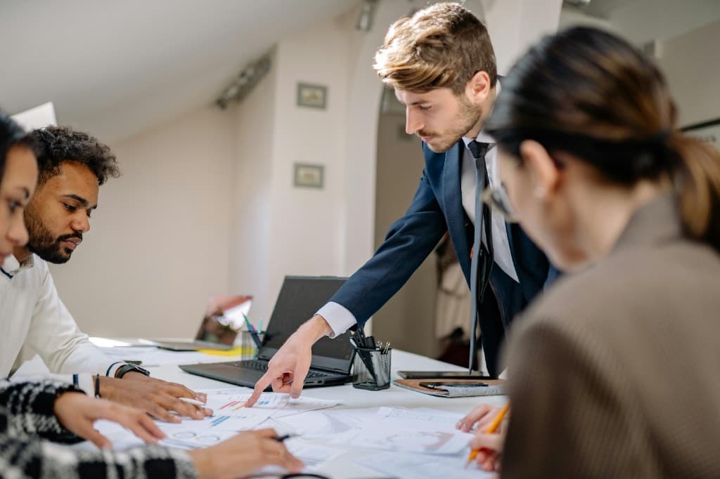 How a Business HND Builds Your Leadership and Decision Making Skills
