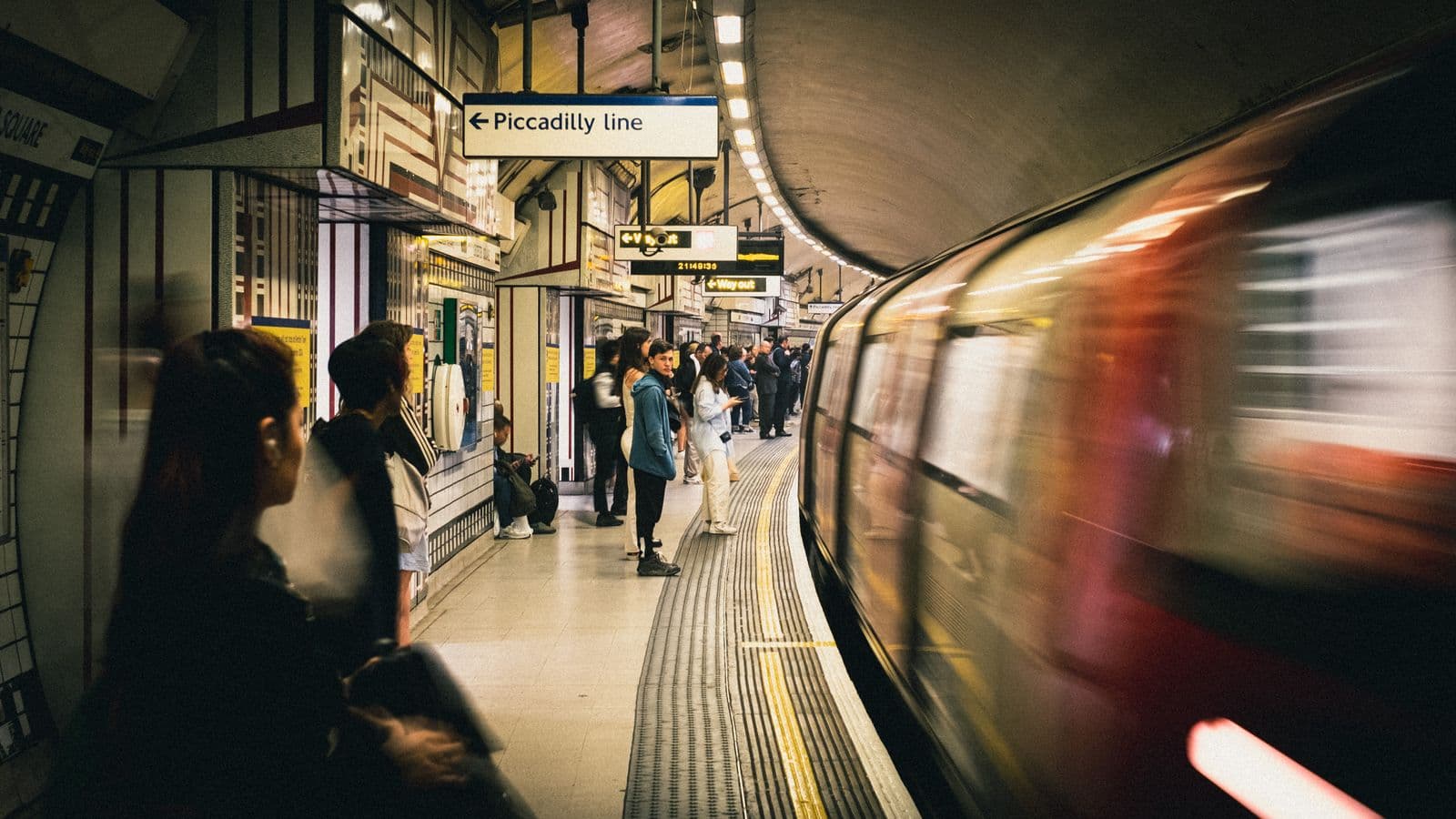 Studying an HND in London on a Budget: Living Costs, Travel and Working While You Study